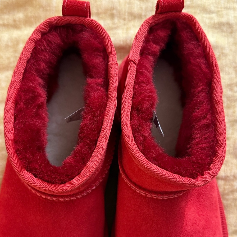 UGG Ultra mini in Ribbon Red new without tags - Picture 7 of 17